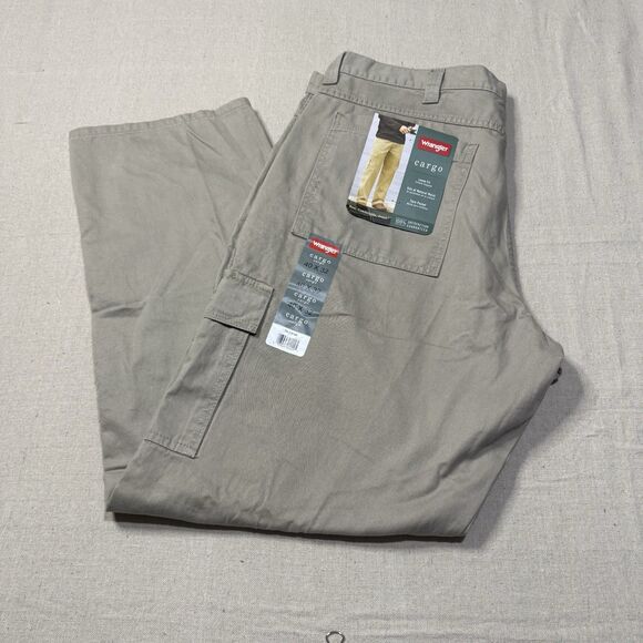 NWT Wrangler Men's Loose Fit Cargo Pants Tech Pocket Size 40x32 Khaki jeans - Picture 1 of 7